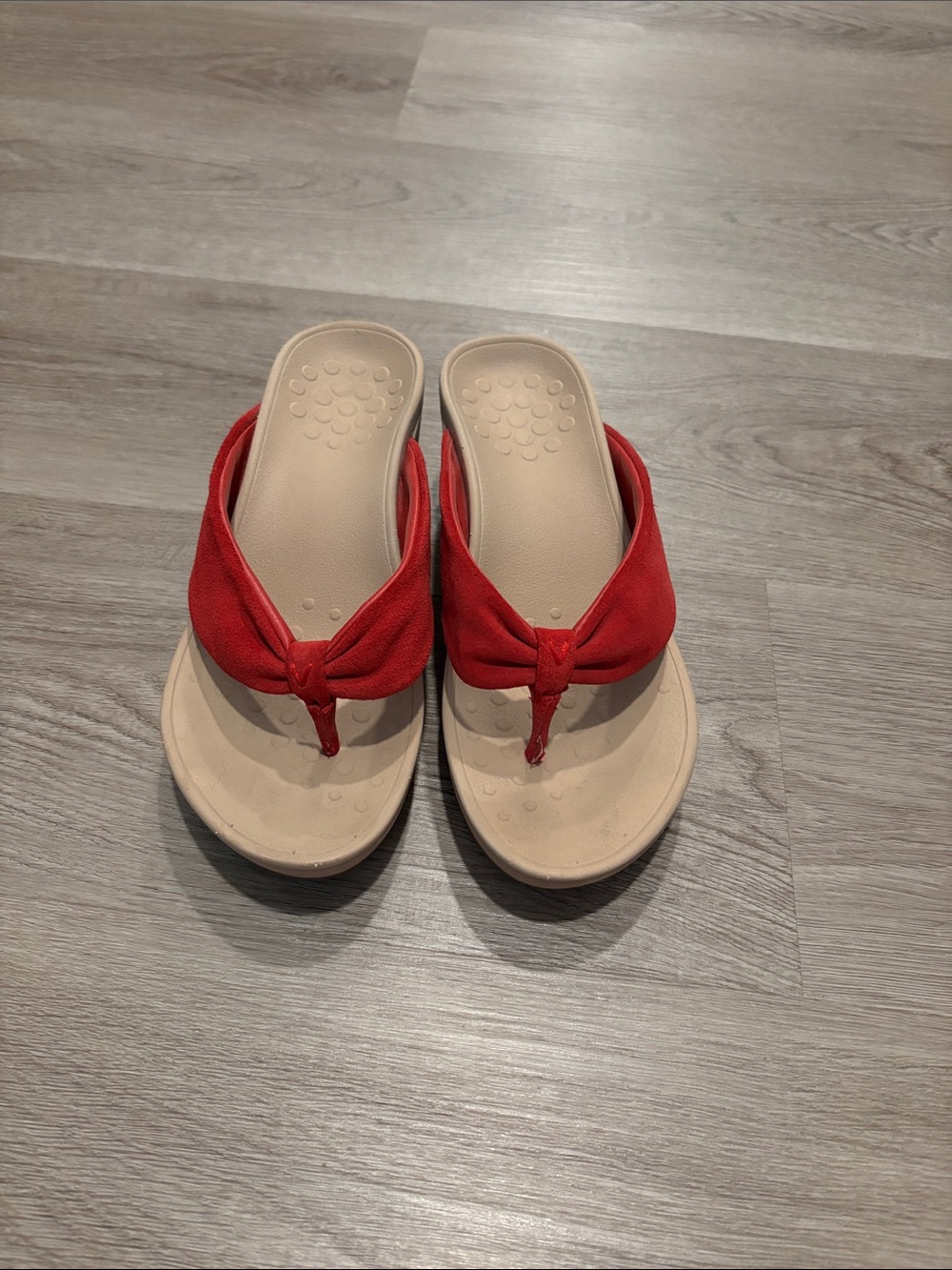 Vionic 6 Red Fabric Thong Sandals with Beige Footbed